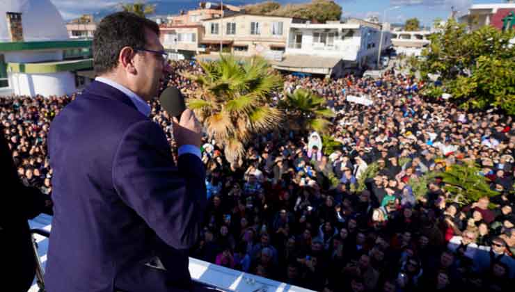 İmamoğlu'nun Türbe Ziyareti Mitinge Dönüştü