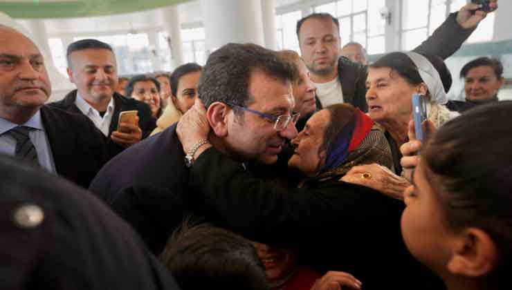 İmamoğlu'nun Türbe Ziyareti Mitinge Dönüştü