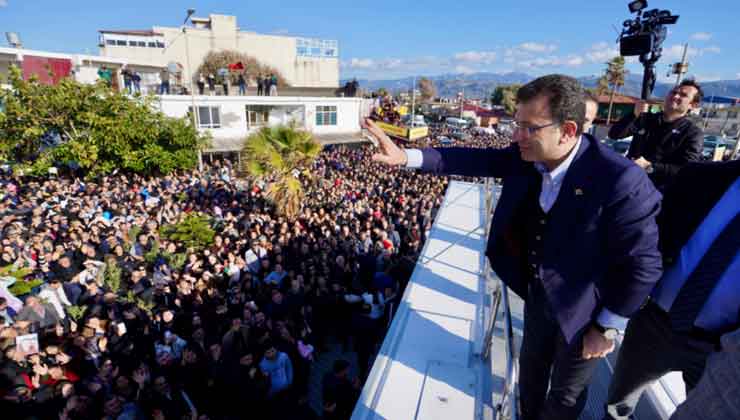 İmamoğlu'nun Türbe Ziyareti Mitinge Dönüştü