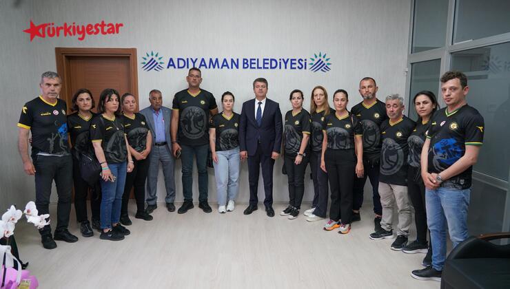 6 Şubat depremlerinde İSİAS Otel'in yıkılması sonucunda yaşamını yitiren kolej öğrencileri anısına kurulan Şampiyon Melekleri Yaşatma Derneği Başkanı Ruşen Yücesoylu Karakaya, depremde çocuklarını kaybeden aileler ve yönetimi ile birlikte Kıbrıs'tan gelerek Adıyaman Belediye Başkanı Abdurrahman Tutdere'yi ziyaret etti.