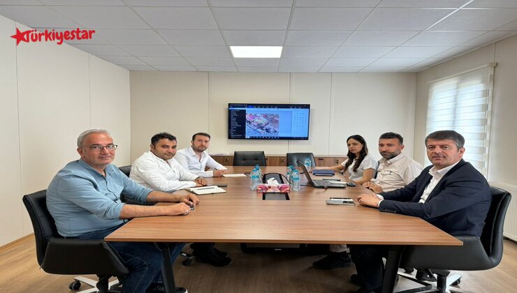 Adıyaman Belediyesi, enkaz yıkımı ve inşaatlardan kaynaklı toz problemi çözmek için Emlak Konut yetkilileri ile bir araya geldi.