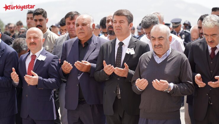 Adıyaman'da Altınşehir Polis Merkezi Amirliği'nde, bir polis memuru tarafından açılan ateş sonucu şehit düşen Asayiş Şube Müdürlüğü Ekipler Amiri Komiser Gökhan Özer ve Başkomiser Kamuran Üçgül son yolculuklarına uğurlandı.