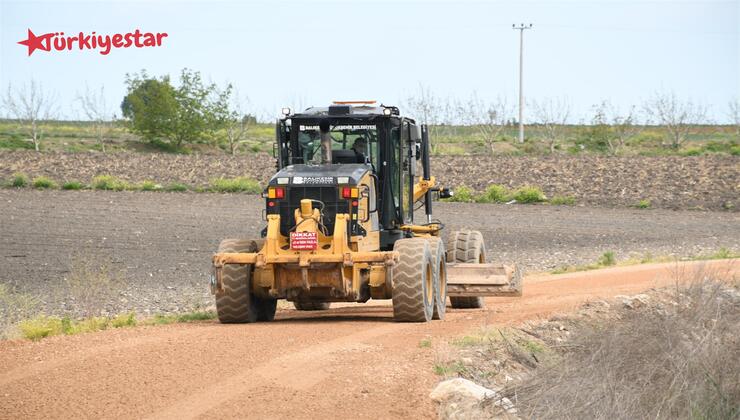 Balıkesir Büyükşehir Belediye Başkanı Ahmet Akın, kırsal mahallelerin en önemli isteklerinden olan tarla yolları çalışmalarını hızla başlattı. Büyükşehir, 4 milyon dönüme yakın tarım arazisinde tarla yolu düzenleme çalışmaları yapıyor.