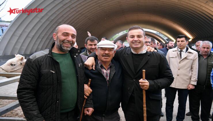 Balıkesir Büyükşehir Belediye Başkanı Ahmet Akın, hayvan pazarında tüm padokları gezerek her bir esnafla tek tek ilgilendi.