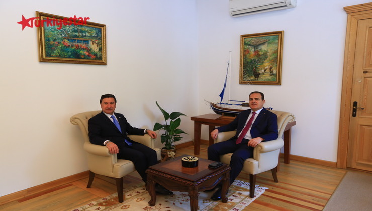 Muğla Valisi Dr. İdris Akbıyık, Muğla Büyükşehir Belediye Başkanı Ahmet Aras’ı ziyaret etti. Vali İdris Akbıyık’ın yanı sıra Muğla protokolü Başkan Aras’a hayırlı olsun ziyaretlerinde bulunmaya devam ediyor.