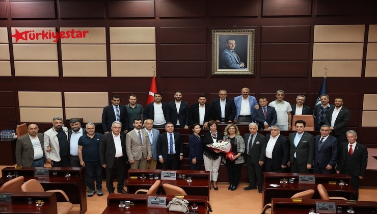 Eskişehir Dost Dernekler Platformu Başkanı Ayhan Arslan, yönetim kurulu üyeleri ve platform üyesi derneklerin yöneticileri, Büyükşehir Belediye Başkanı Ayşe Ünlüce’ye tebrik ziyaretinde bulundular.