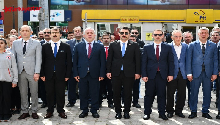 Artvin Belediye Başkanı Bilgehan Erdem, 23 Nisan Ulusal Egemenlik ve Çocuk Bayramının 104’üncü yıl dönümünü kutlama etkinlikleri kapsamında İl Milli Eğitim Müdürlüğünün Valilik önündeki Atatürk Anıtına çelenk sunma törenine ve Yenimahalle İlkokulunda düzenleme programa katıldı.