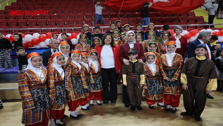 Afyonkarahisar'da, 23 Nisan Ulusal Egemenlik ve Çocuk Bayramı, vali ve halkın katılımıyla coşkuyla kutlandı.