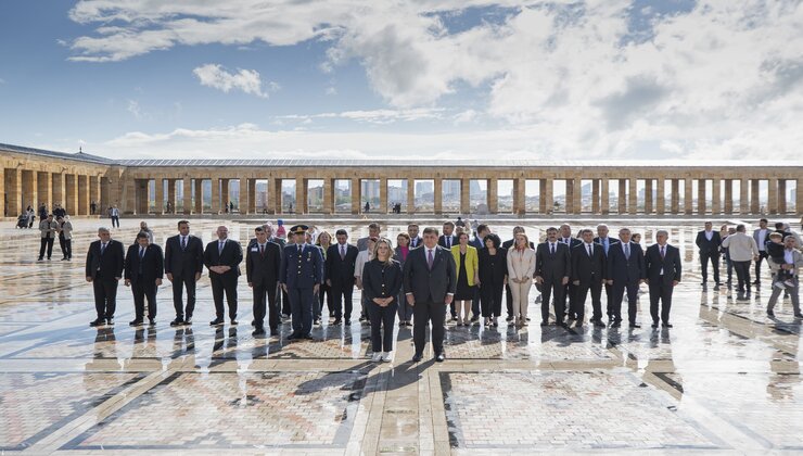 Cemil Tugay eşi Öznur Tugay ve ilçe belediye başkanlarıyla Anıtkabir'i ziyaret etti.