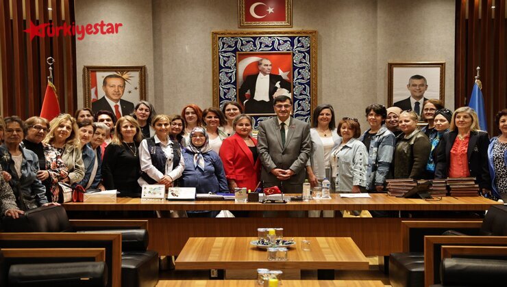 Cumhuriyet Halk Partisi Kadın Kolları Kütahya İl Başkanı Sevinç Şenol Akarsu ve yönetimi ile Cumhuriyet Halk Partisi Kadın Kolları Kütahya Merkez İlçe Başkanı Sakine Şahin ve yönetimi, Belediye Başkanı Eyüp Kahveci’ye hayırlı olsun ziyaretinde bulundu.