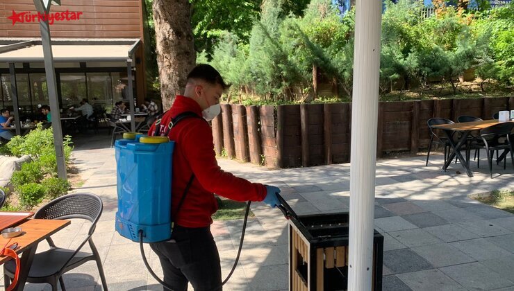 Kütahya Belediyesi ekipleri, vatandaşlara daha sağlıklı ortamlar sunmak için ilaçlama çalışmalarına devam ediyor.