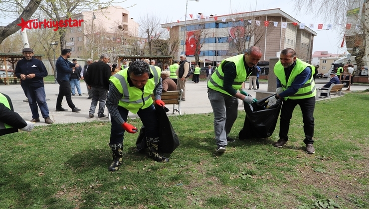 Ardahan Belediyesi “Ardahan’ı Birlikte Güzelleştirelim” sloganıyla bahar temizliği çalışması başlattı.