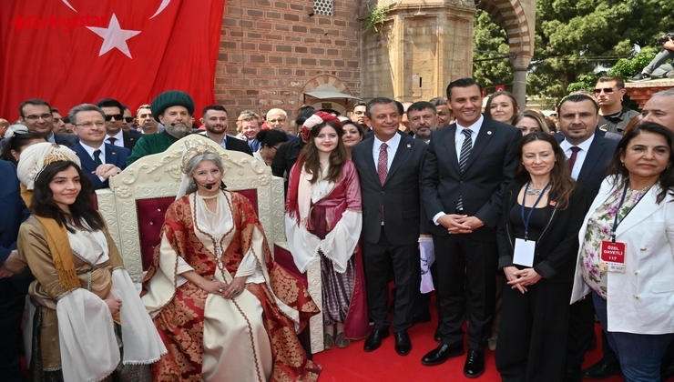 484 yıldır süregelen Uluslararası Manisa Mesir Macunu Festivali, Manisa Valiliği önünden kortej yürüyüşü ile başladı.