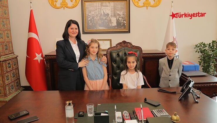 Türkiye Cumhuriyeti’nin kurucusu Ulu Önder Mustafa Kemal Atatürk’ün çocuklara armağan ettiği 23 Nisan Ulusal Egemenlik ve Çocuk Bayramı’nda, Edirne Belediye Başkanı Av. Filiz Gencan Akın, Başkanlık koltuğunu Defne Ataçay’a devretti.