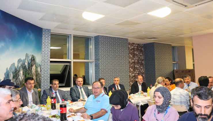 Güllüoğlu, Hastane Personeliyle İftarda Buluştu