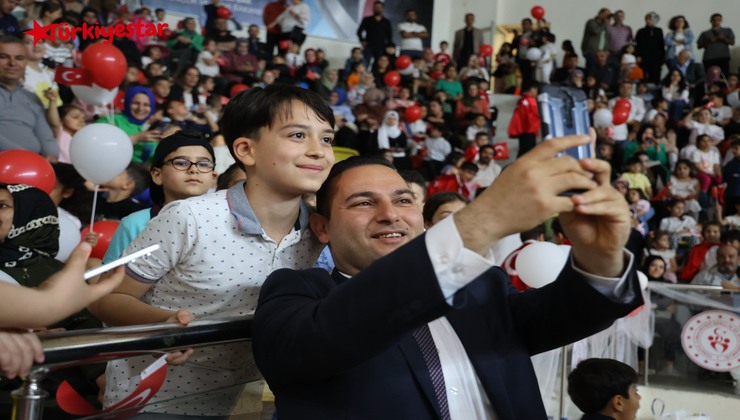 Kilis Belediye Başkanı Av. Hakan Bilecen, 23 Nisan Ulusal Egemenlik ve Çocuk Bayramı kutlamaları kapsamında, Kilis Gençlik ve Spor Salonu’nda düzenlenen etkinliklere katıldı.