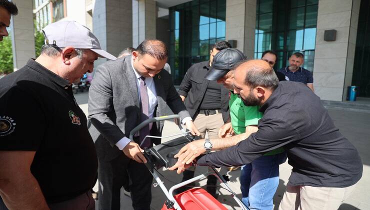 Kilis Off-Road Kulübü, Kilis Belediyesi'ne 6 adet çim biçme makinesi hediye etti.