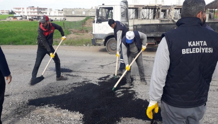 Kahta Belediye Başkanı Mehmet Can Hallaç, Kahta'da yol sorununa değindi.