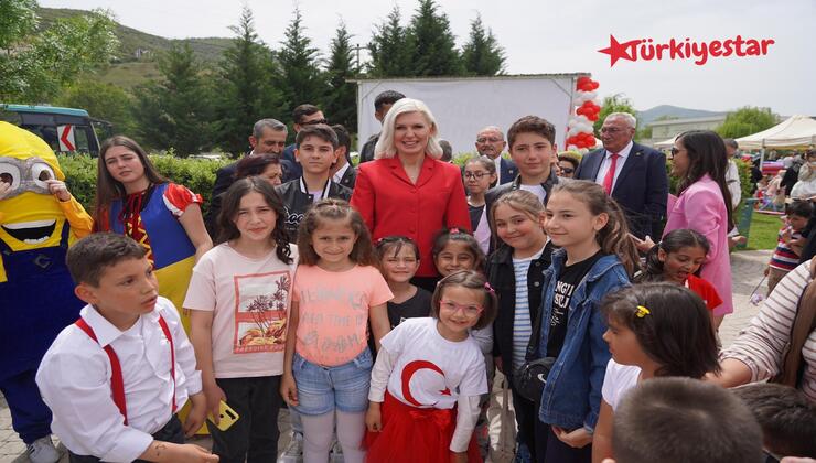 Bilecik Belediyesi tarafından 23 Nisan Ulusal Egemenlik ve Çocuk Bayramı etkinlikleri kapsamında bir araya gelen binlerce çocuk, kendileri için hazırlanan çocuk şenliğinde gönüllerince eğlendi.