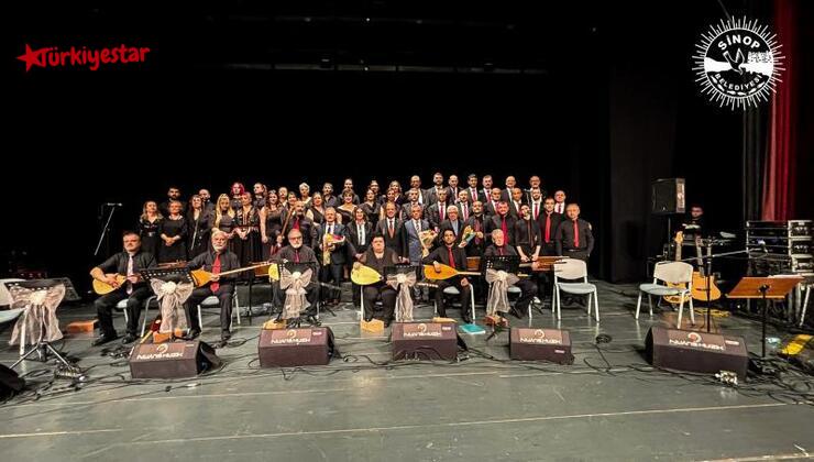 Sinop Belediye Başkanı Metin Gürbüz, eşi Özlem Gürbüz ile birlikte Belediye Konservatuvarının düzenlediği Türk Halk Müziği konserine katıldı.