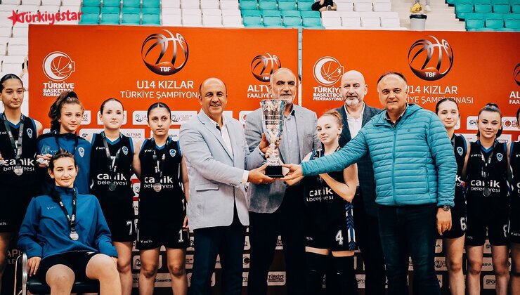 Sinop Belediye Başkanı Metin Gürbüz, Sinop'ta düzenlenen U-14 Kızlar Basketbol Türkiye Şampiyonası finalini izledi.