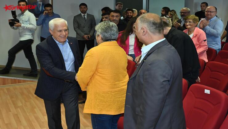 Bursa Büyükşehir Belediye Başkanı Mustafa Bozbey, Merinos Atatürk Kongre ve Kültür Merkezi’nde gerçekleşen Bursa Gönüllüleri Değerlendirme Toplantısı’na katıldı.