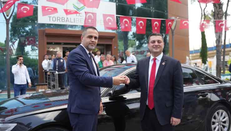 Belediye Başkanı Arabasını Belediyeye Hibe Etti