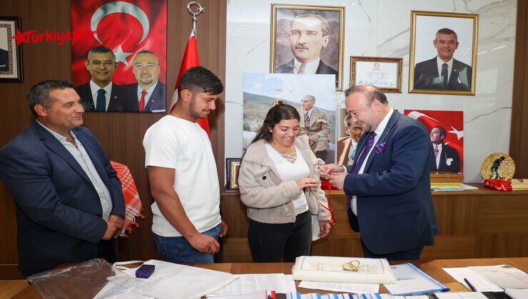 Uşak Belediye Başkanı Özkan Yalım, Makam Odasına Gelen Genç Çiftin Nişan Yüzüklerini Taktı.