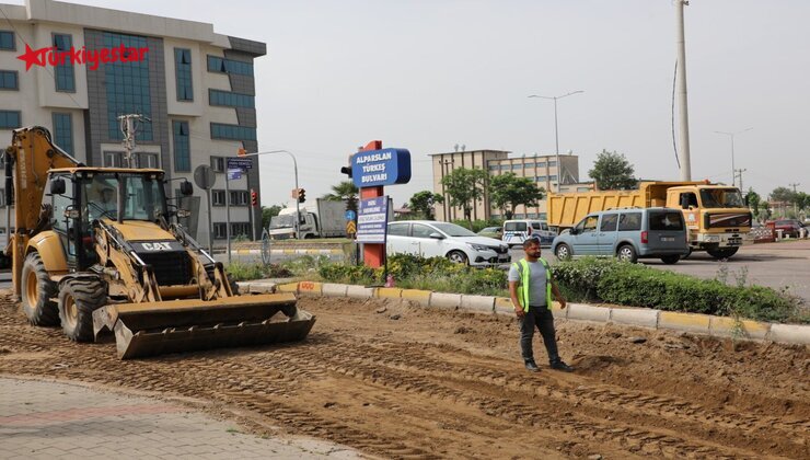 Kente yeni yollar kazandırmak ve mevcut yolları yenilemek için çalışmalarını sürdüren Aydın Büyükşehir Belediyesi Fen İşleri Dairesi Yol Yapım ve Bakım Şubesi ekipleri, Nazilli ilçesi Alparslan Türkeş Bulvarı’nda kazı çalışmalarına başladı.