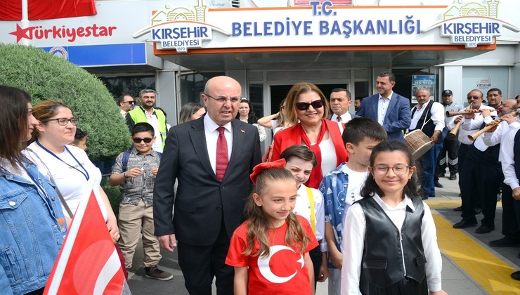 Ulusal Egemenlik ve Çocuk Bayramı kutlamaları kapsamında 23 Nisan 2024 Salı günü saat 10:00’da İnönü İlkokulu 4. Sınıf öğrencileri Esila Keskin, Eren Saylan, Kürşat Kuruk ve Asena Kuruk, okul müdürü Abdullah Ardıç ve öğretmenleri Ahmet Çalışkan eşliğinde Kırşehir Belediye Başkanı Selahattin Ekicioğlu'na makam ziyaretinde bulundular.