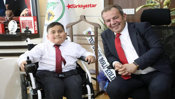 Bolu Belediye Başkanı Tanju Özcan, 23 Nisan dolayısıyla koltuğunu 11 yaşındaki Yusuf Anıl Oruç’a devretti.