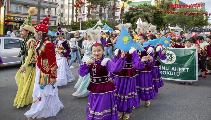 Gazi Mustafa Kemal Atatürk’ün tüm dünya çocuklarına armağan ettiği ‘23 Nisan Ulusal Egemenlik ve Çocuk Bayramı’nı kutlamak için 4 günlük festival organize eden Mersin Büyükşehir Belediyesi, ‘Uluslararası Çocuk Festivali’ni Mersinli çocuklara ve dünyanın dört bir yanında gelen çocuklara unutulmaz kılmaya devam ediyor.