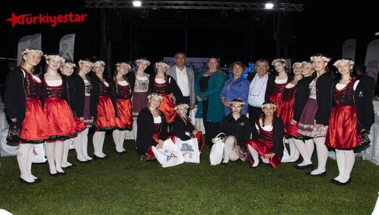 Mersin Büyükşehir Belediyesi tarafından bu yıl ilk kez düzenlenen ve 4 gün boyunca hem çocukların hem de çocukluğundaki bayramları özleyen Mersinlilerin doyasıya eğlendiği Uluslararası Çocuk Festivali, düzenlenen gala yemeği ile sona erdi.