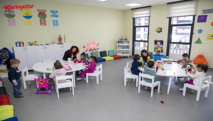 Mersin Büyükşehir Belediyesi Kadın ve Aile Hizmetleri Dairesi koordinesinde Tarsus’ta açılan ‘100. Yıl Atatürk Çocuk Gelişim Merkezi’ faaliyete girdi. Minikler, oryantasyon programıyla etkinliklere başladı. 36-72 ay arası çocukların sabah 08.00 akşam 17.00 arası eğitim alacağı çocuk gelişim merkezi, ailelerden de tam not aldı.
Minikler yıl boyunca hem eğlenecek, hem öğrenecek
Birbirleriyle tanışıp kaynaşan minikler, öğretmenleri eşliğinde gerçekleşen etkinliklerle eğitime başladı. Günlerine öğretmenleriyle selamlaşma rutini ile başlayan çocuklar, sabah yogası ve zumba danslarıyla etkinliklerine başlıyor. Çocuklar gün boyunca bilişsel ve sanatsal aktiviteler, ana dil etkinlikleri ve bedensel koordinasyonları ile kas becerilerini geliştirecek uygulamalar yapıyor. 36 ay grubu minikler ise, günlerinin 1-1,5 saatini dinlenerek geçiriyor. Ailelerin, diğer özel çocuk gelişim merkezlerinden daha güzel olarak değerlendirdiği 100. Yıl Atatürk Çocuk Gelişim Merkezi’nde minikler, yıl boyunca hem eğlenecek hem de öğrenecek.
Tanışık: “Uzman kadromuzla, çocukların yaşına uygun programları uyguluyoruz”
Mersin Büyükşehir Belediyesi Çocuk Gelişim Merkezleri Eğitim Koordinatörü Özlem Tanışık, 100. Yıl Atatürk Çocuk Gelişim Merkezi’nde ilk etapta 60 öğrenci ile başladıklarını, ilerleyen süreçte bu sayıyı 100’e tamamlayacaklarını ifade ederek, “Burada çocuklarımıza tam gün hizmet veriyoruz. 08.00-17.00 saatleri arasında, 3 öğün sağlıklı beslenmelerini gerçekleştiriyoruz. Aynı zamanda alanında uzman eğitim kadromuzla birlikte, çocukların yaş aralıklarına uygun programları uyguluyoruz. Bu eğitim içeriklerinde aktif pasif dengesini, aynı zamanda çocuklarımızın gelişimsel özelliklerini de önemsiyoruz” dedi.
Çocukların gelişimleriyle ilgili notları, evdeki süreçlerini desteklemek için sürekli olarak aileleriyle paylaştıklarını da aktaran Tanışık, “36-72 ay arası çocuklara hizmet veriyoruz. Burada 36-48, 48-60, 60-72 ay şeklinde 3 sınıfımız yer alıyor. Miniklerimizin ellerini tutarak başladığımız bu yolculukta, onların kalplerine ulaşmayı hedefliyoruz. Onlarla birlikte harika bir dönem geçireceğimize eminiz” ifadelerine yer verdi.
“Özel kreşlerle karşılaştırdığımızda, sağlanan imkanlar çok daha iyi”
Velilerden Mine İpek Can, 100. Yıl Atatürk Çocuk Gelişim Merkezi’nin imkanlarını çok beğendiğini ifade ederek, “Mersin Büyükşehir Belediyesi’nin yaptığı kreşteyiz. Burası 3- 5 yaş aralığındaki çocuklar için açılan bir yer. Özel kreşlerle karşılaştırdığımızda, sağlanan imkanlar çok daha iyi. Çalışan bir anne olarak sabah 8 akşam 5 arası çocuklarımızı güvenle bırakıyoruz. Bence çok güzel bir proje” diye konuştu.
“Kreş çok kaliteli yapılmış ve her şeye önem verilmiş”
Yusuf Kenan Bozdağ, oldukça heyecanlı olduklarını ifade ederek, “Çocuklar çok heyecanlı. Fazla bir sıkıntı yaşamadık. Gelir gelmez çocuklar sınıfa giriş yaptı. İçerisi çok güzel. Bu, belediyenin bize vermiş olduğu büyük bir avantaj. Yakında oturuyorum. Dışarıdaki kreşlere göre çok daha güzel, kaliteli yapılmış ve her şeye önem verilmiş. Çok teşekkür ediyoruz” dedi.
“Bu bölgedeki kreş açığını Büyükşehir kapattı”
Emine Nur Uyan ise “Bu çevrede kreş yoktu, çok iyi oldu. Büyükşehir Belediyesi çok güzel bir hizmet yapmış. Çocuklar için iyi olacak” dedi.