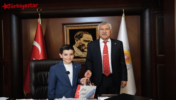 Adana Büyükşehir Belediye Başkanı Zeydan Karalar 23 Nisan Ulusal Egemenlik ve Çocuk Bayramı nedeniyle Uğur Mumcu Meydanı’nda düzenlenen kutlama törenine katıldı.