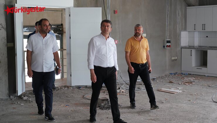 Adıyaman Belediye Başkanı Tutdere 1500 kişiye istihdam sağlayacak olan ‘Ayakkabı Kent’in şantiye alanını ziyaret edip bilgi aldı.