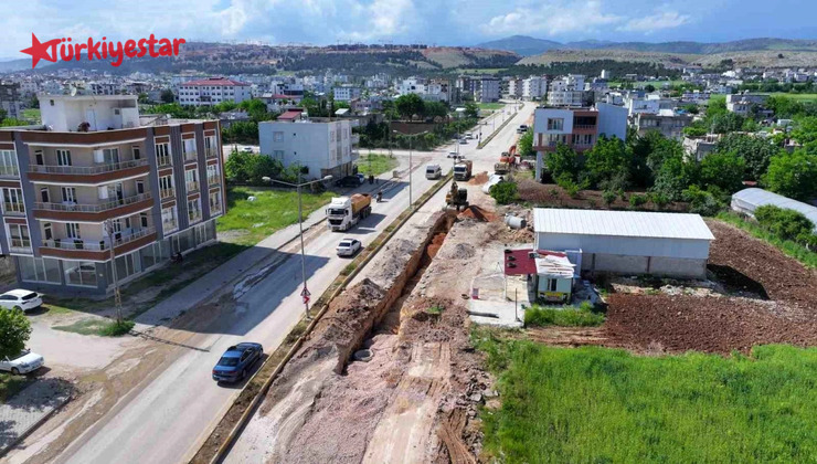 Adıyaman Belediyesi tarafından kalıcı konutların kanalizasyon ve yağmur suyu menfez çalışmaları sürüyor.