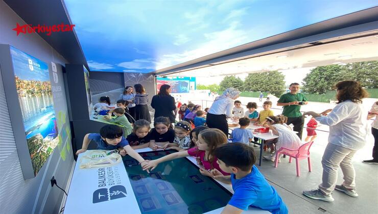 Balıkesir Büyükşehir Belediyesi tarafından hurdadan Sıfır Atık ve İklim Değişikliği Eğitim TIR’ına dönüştürülen araç, okul okul gezerek çocuklara sıfır atık, iklim değişikliği gibi çevre konularında eğitimler vermeye devam ediyor.