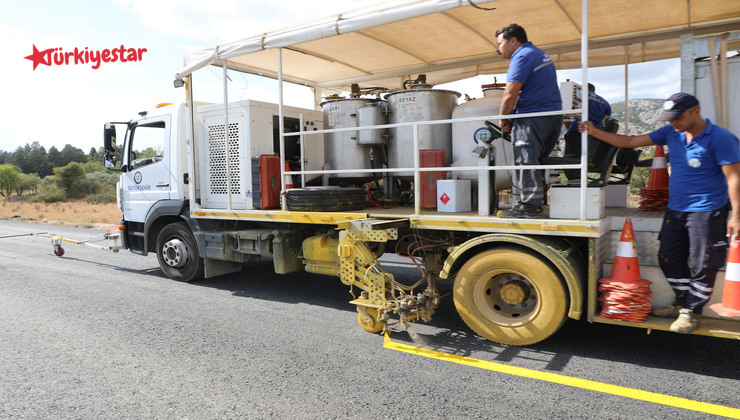 Muğla Büyükşehir Belediyesi, Bodrum’da seyahat güvenliği için başlattığı yol çizgi çalışmalarına Torba, Gündoğan, Gölköy, Türkbükü ve Yalıkavak güzergâhlarında devam ediyor.