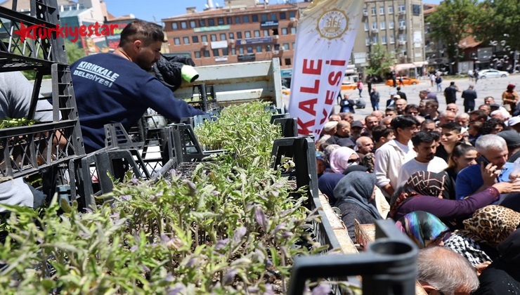 Kırıkkale Belediyesi, kendi serasında yetiştirdiği değişik türdeki fideyi üreticilere ve vatandaşlara toprakla buluşturmaları için Kırıkkale Belediye Başkanı Ahmet Önal'ın katılımı ile ücretsiz dağıttı.