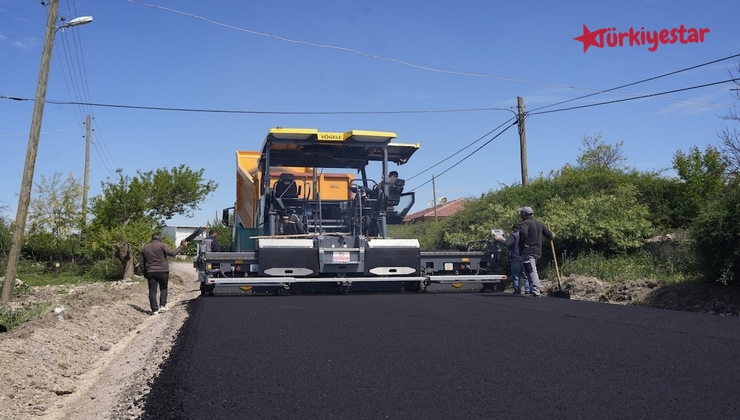 Eskişehir Büyükşehir Belediyesi ekiplerinin, Akpınar ve Sarısungur mahallelerinde yol bakım ve onarım çalışmaları aralıksız devam ediyor.