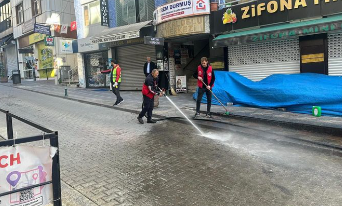 Artvin Belediyesi, şehrin temizliği ve güzelliği için gece gündüz çalışan Temizlik İşleri Ekipleri'nin çalışmalarına devam ettiğini duyurdu.