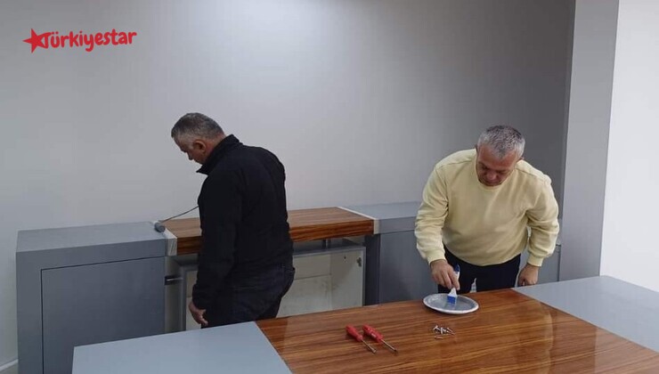 Artvin Belediye Başkanı Bilgehan Erdem, tasarruf tedbirlerine makam odalarındaki mobilyaları tadilatıyla başladı.