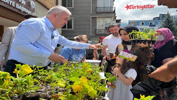 Artvin Belediye Başkanı Bilgehan Erdem, vatandaşlara yerli ata tohumlarından yetiştirilmiş salatalık, domates ve biber fidelerini ücretsiz olarak dağıttı