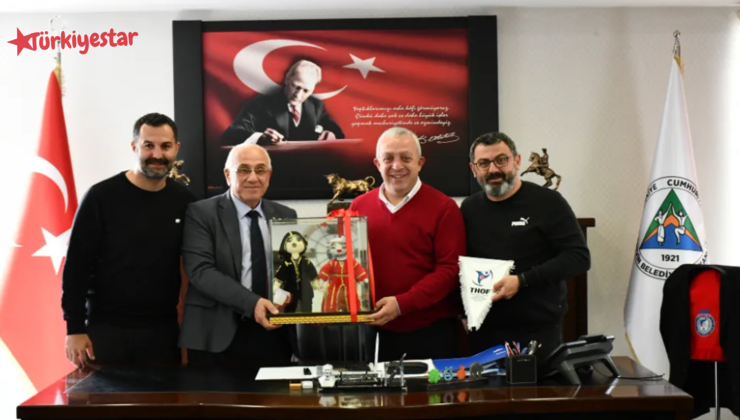 Artvin Halkoyunları Camiası, Belediye Başkanı Bilgehan Erdem'i yeni görevindeki başarısı için tebrik etmek amacıyla bir ziyarette bulundu.