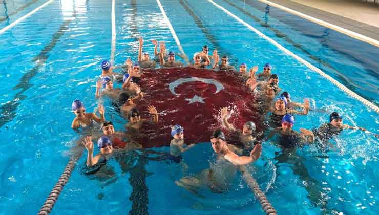 Havuzda Bayrak Açıp 19 Mayıs’ı Kutladılar