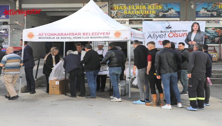 Afyonkarahisar Belediye Başkanı Burcu Köksal, çarşamba pazarı girişinde pazar esnafına çorba ikram etti.