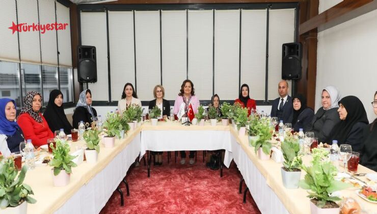 Afyonkarahisar Belediyesi Belediye Başkanı Burcu Köksal ile Anneler Günü’nde ilk kez bir organizasyona ev sahipliği yaptı. Başkan Burcu Köksal, şehit anneleri, şehit eşleri ve anne olan şehitlerimizin evlatlarıyla AFBEL Otel’de bir araya geldi.