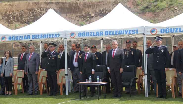 Cebeci, Öğrencilere Ödüllerini Takdim Etti