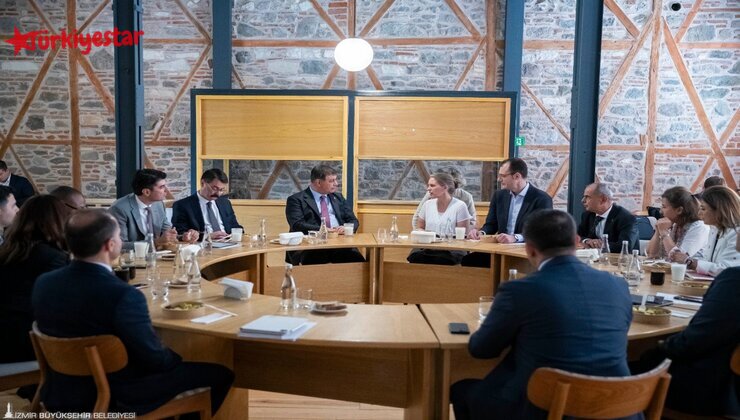 İzmir Büyükşehir Belediye Başkanı Dr. Cemil Tugay, Dünya Bankası heyeti ve İller Bankası temsilcileriyle İzmir'de hayata geçirilecek projeleri görüşmek için bir araya geldi.